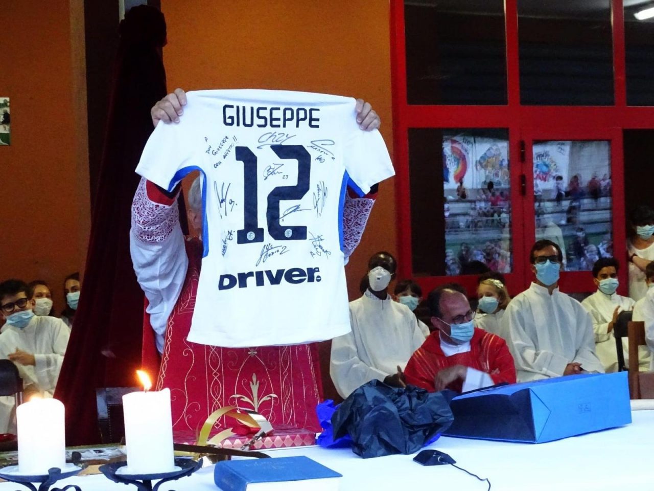 Ultima messa appianese di don Giuseppe Conti: in regalo maglietta dell’Inter autografata
