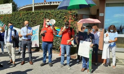 Lavoratori in protesta a La Nostra Famiglia: "Non scaricate su di noi i problemi dell’Ente"