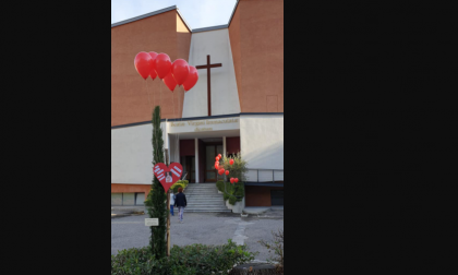 Due alberi fuori dalla chiesa per onorare don Renzo e don Roberto
