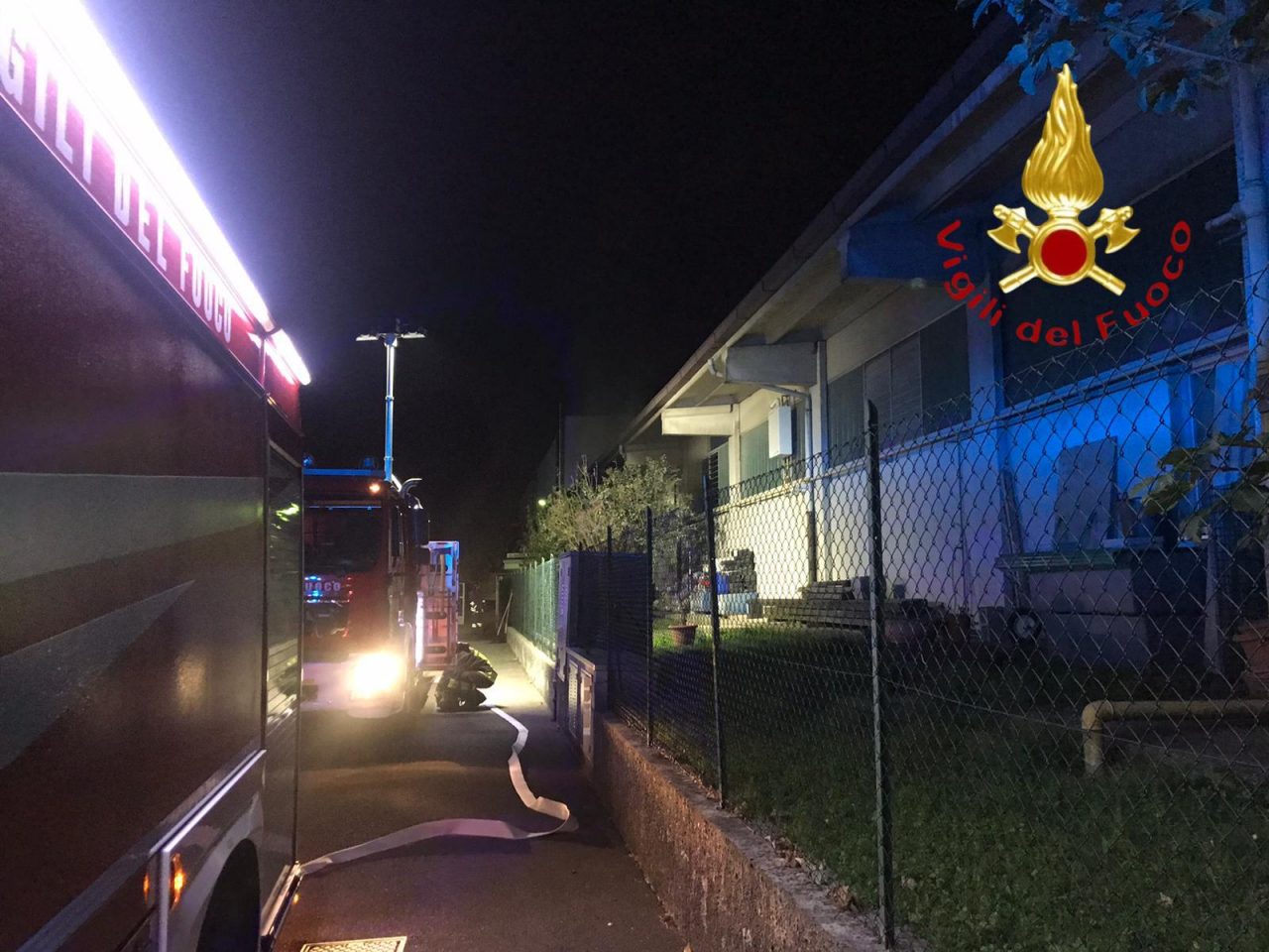 Incendio all’esterno di un capannone a Cantù FOTO