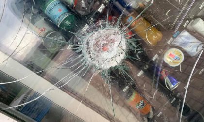 Vandalo distrugge a sassate il vetro del distributore a Figino. Il sindaco: "Si vergogni"