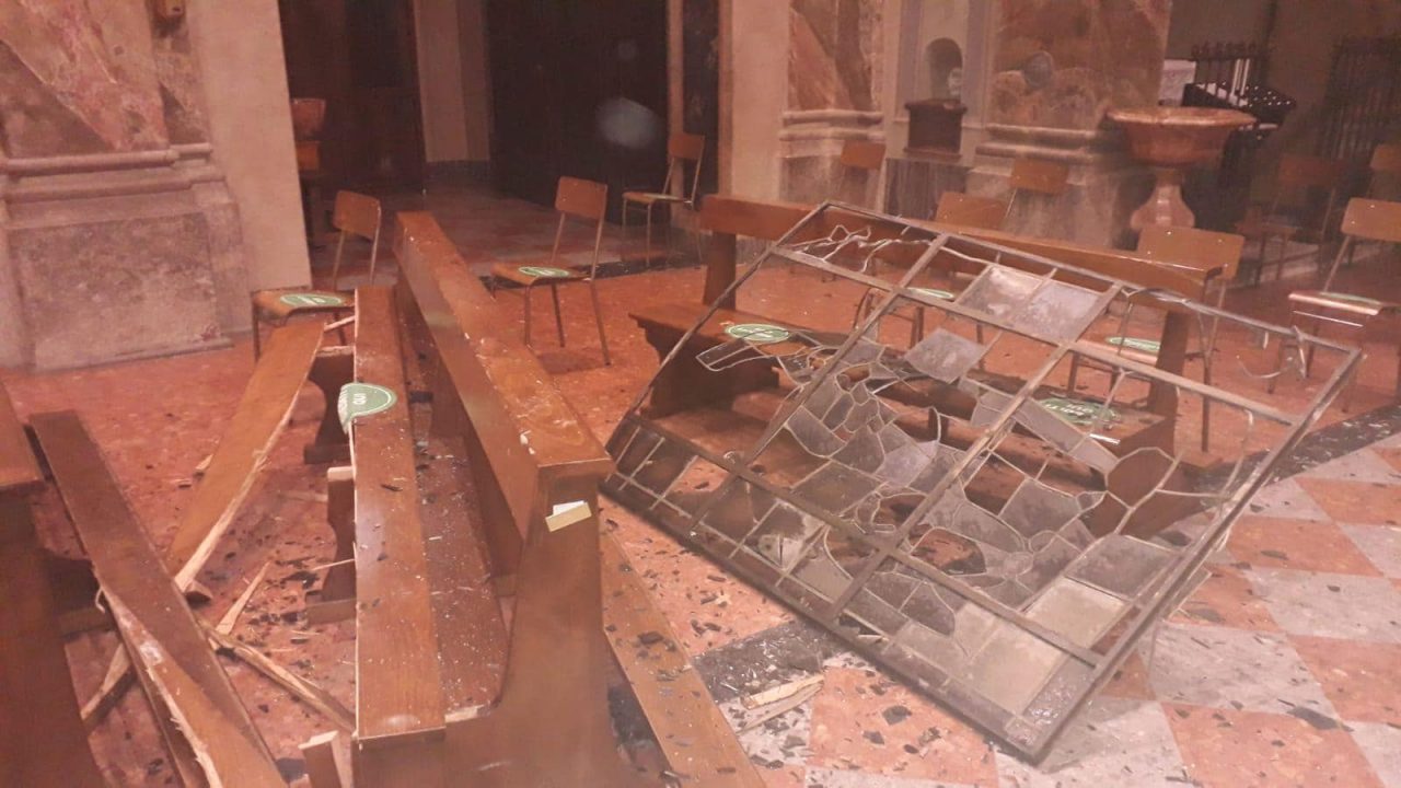 Maltempo a Molteno crollano le vetrate della chiesa