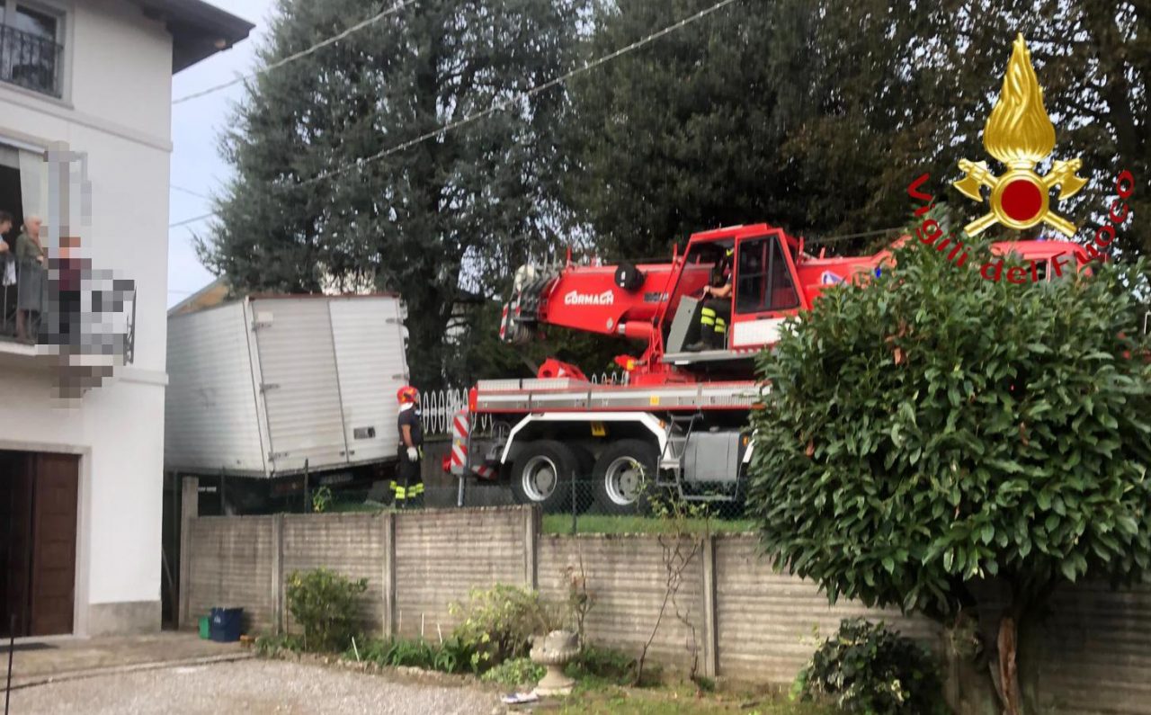 Furgone in bilico a Lambrugo, intervengono i Vigili del Fuoco