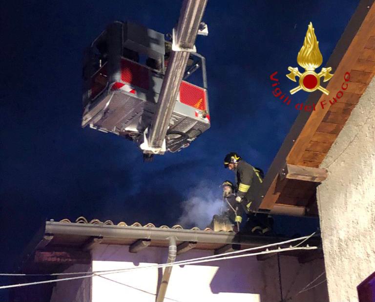 Eupilio, incendio di una canna fumaria: Vigili del fuoco in via Cornizzolo