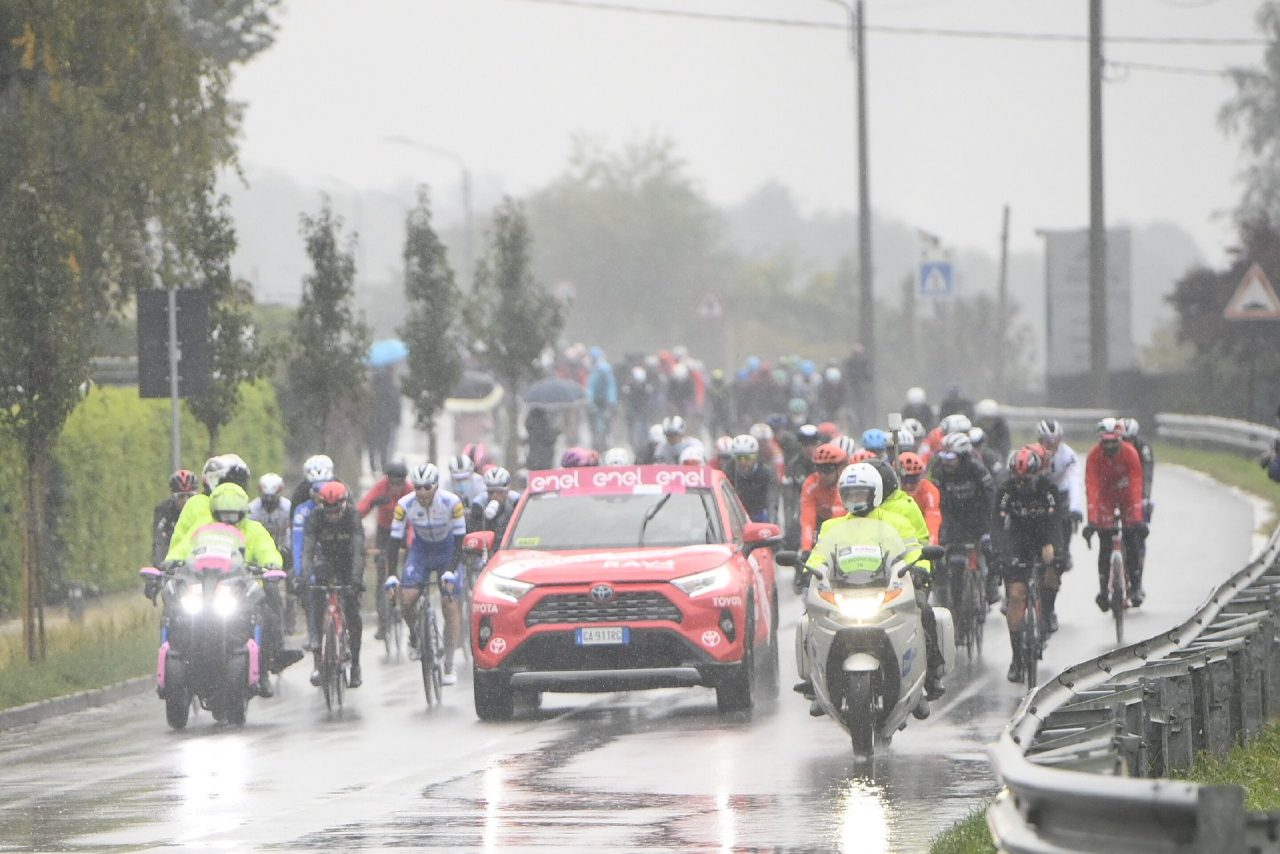 Giro d’Italia 2020: maltempo e proteste, la 19esima tappa riparte da Abbiategrasso