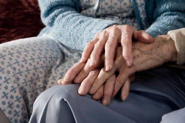La proposta di Orsenigo: tamponi gratuiti ai familiari per le visite agli ospiti delle residenze