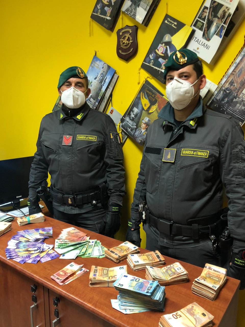 Migliaia di euro e franchi in un doppio fondo nell’auto: denunciato per riciclaggio