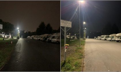 Area camper, un nuovo lampione illumina chi parcheggia fuori dagli stalli. Martinelli: "Troppo piccola"