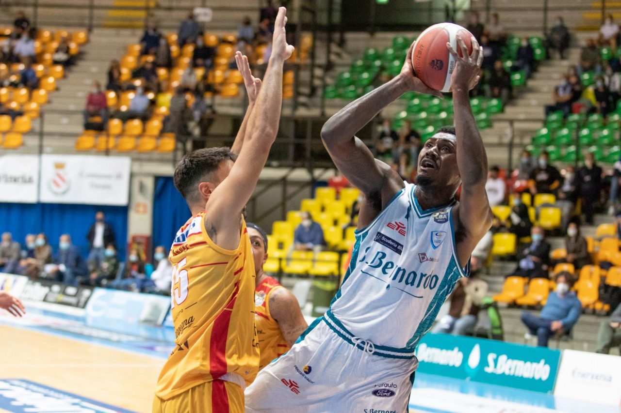 Pallacanestro Cantù si prepara al derby contro Varese