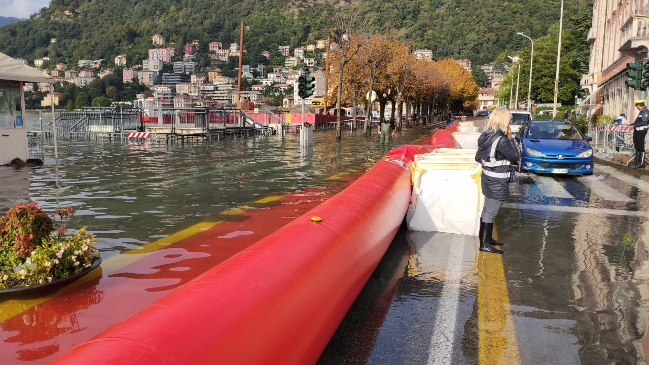 Lago esondato a Como, sistemate le paratie mobili: riapre il girone da piazza Cavour FOTO