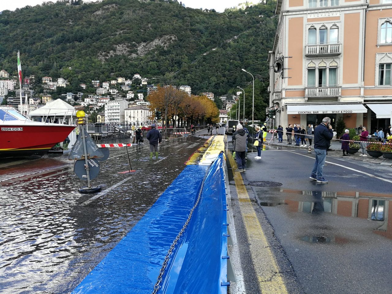 Lago di Como esondato, chiuso il lungolago FOTO E VIDEO