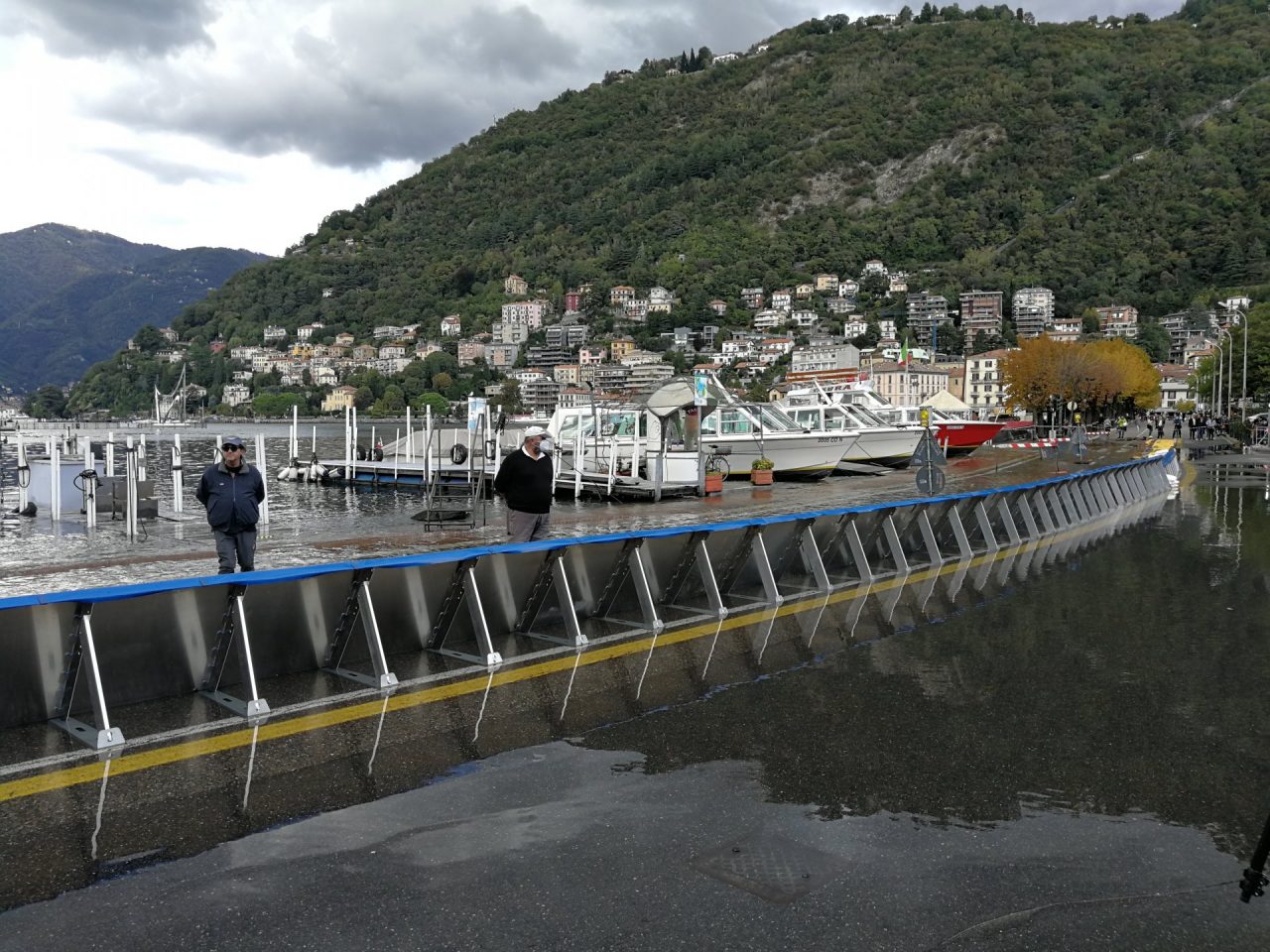 Lago di Como esondato, lungolago temporaneamente riaperto VIDEO