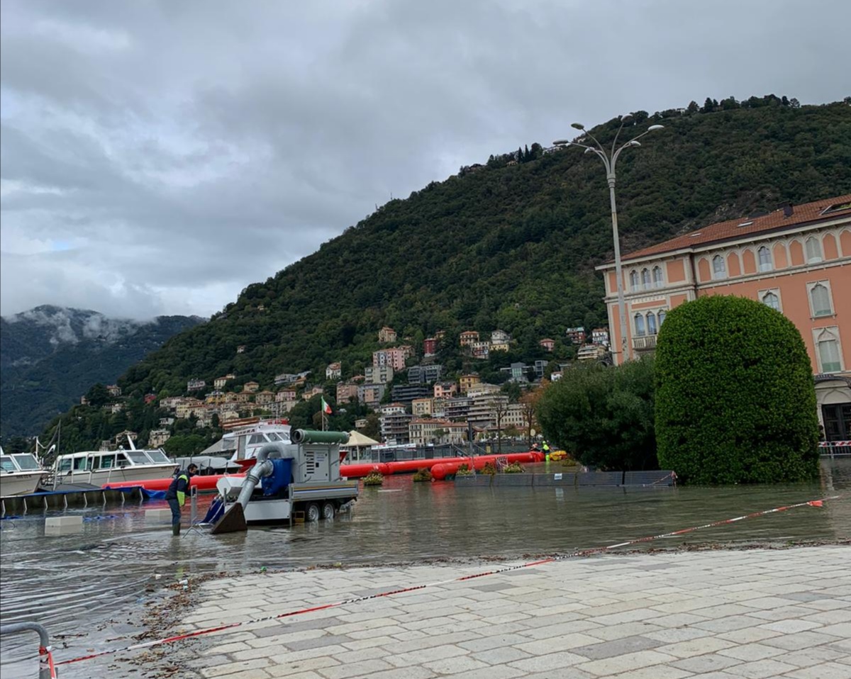 Lago esondato a Como, le paratie mobili hanno ceduto: piazza Cavour invasa dall’acqua FOTO e VIDEO
