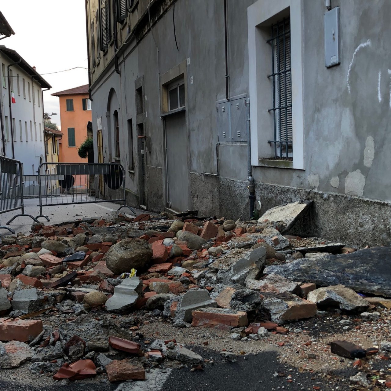 Strada chiusa in centro dopo il crollo di un cornicione – FOTO e VIDEO