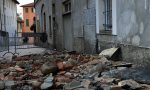 Strada chiusa in centro dopo il crollo di un cornicione - FOTO e VIDEO