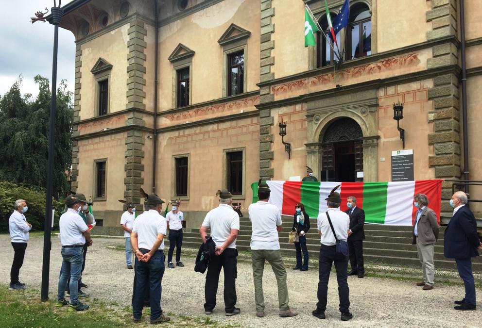 Non vuole farsi misurare la febbre, spintona un alpino