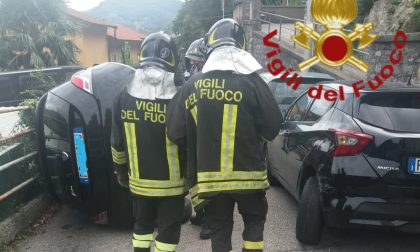 Auto ribaltata in via Santa Marta a Como