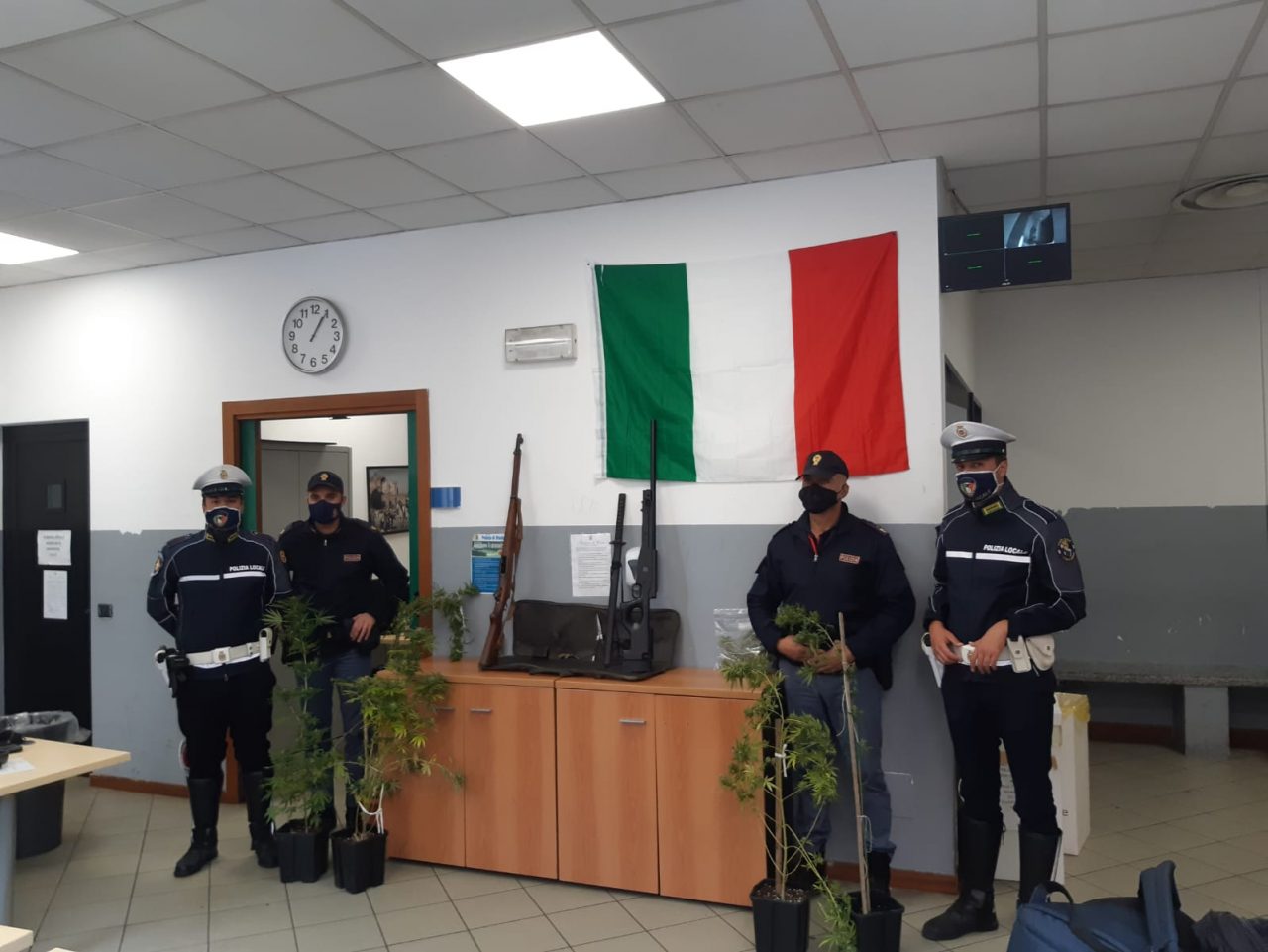 Fucile, pistola, spada giapponese e coltello: un arsenale (abusivo) a Como. Arrestato 51enne di Cadorago