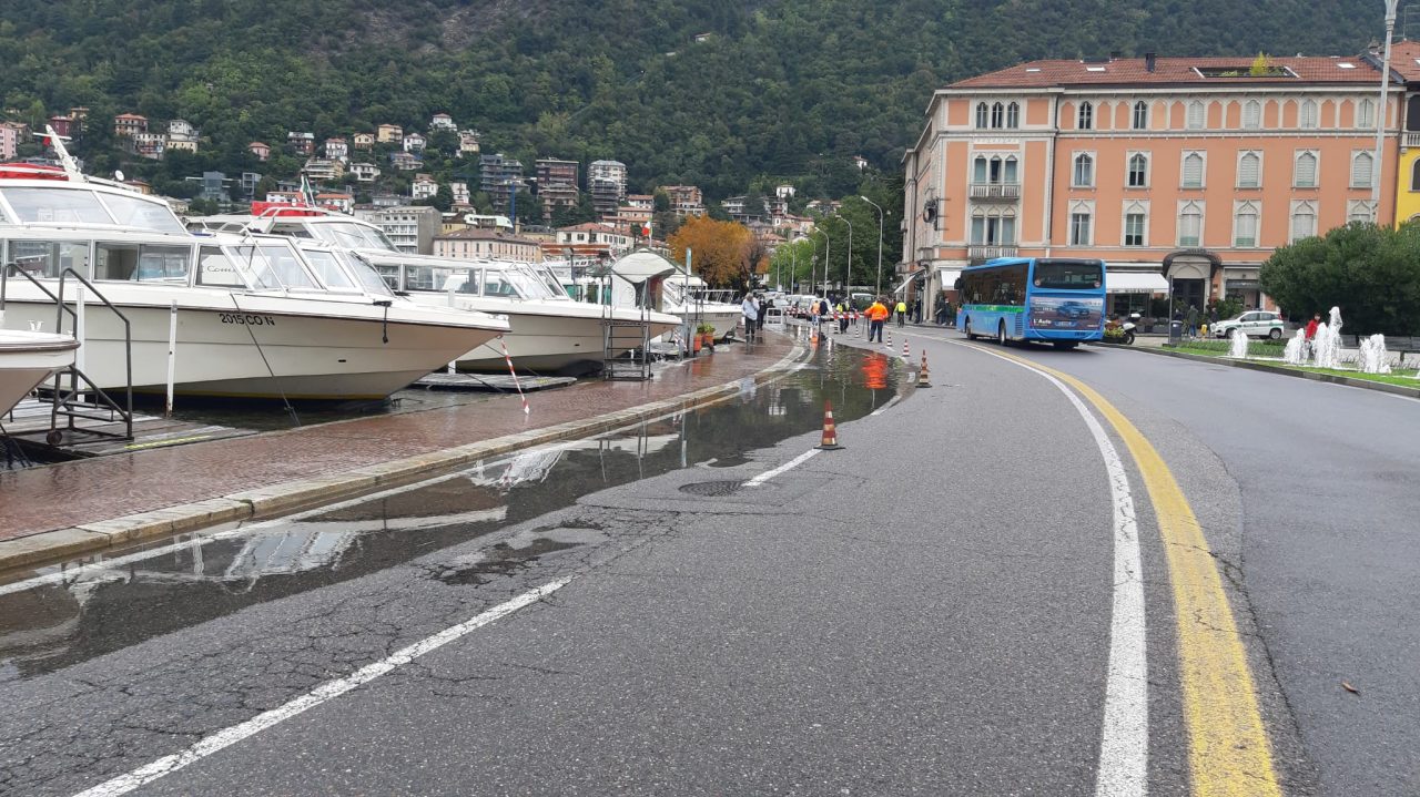 Maltempo: Statale Regina riaperta, il lago a Como si alza velocemente, chiusa una corsia del lungolago