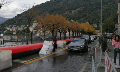 Lago esondato a Como, tengono le paratie mobili e l'idrovora FOTO