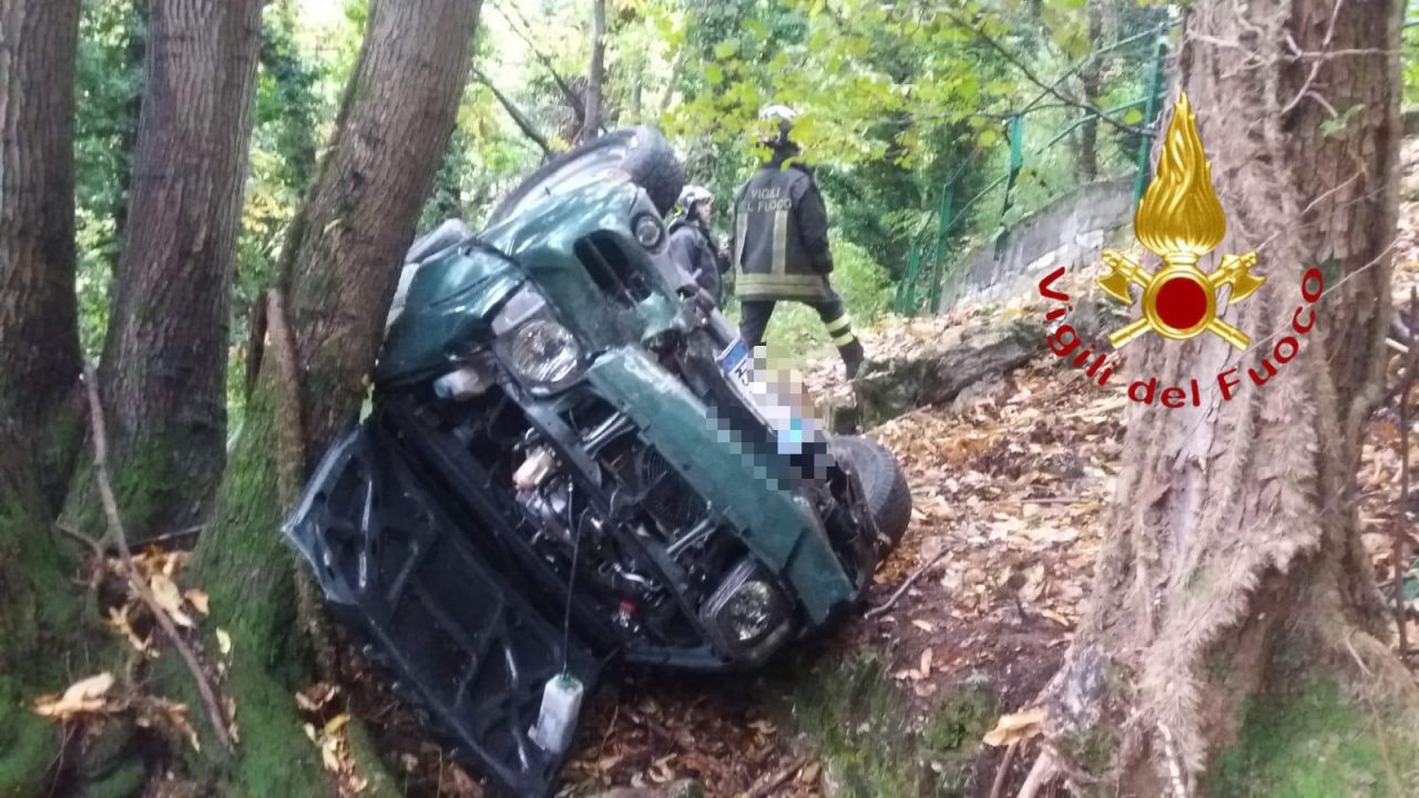 Paura a Torno: finiscono nella scarpata con l’auto