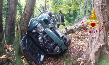 Paura a Torno: finiscono nella scarpata con l'auto