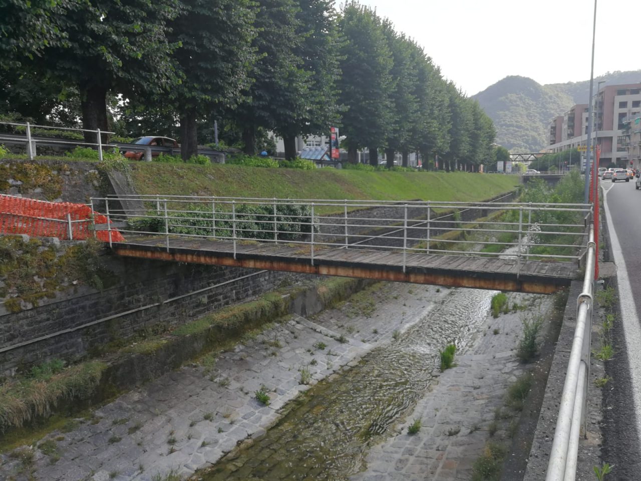 Ponte pedonale sul Cosia, c’è il progetto per riaprirlo: sul piatto 70mila euro