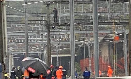 Paura a Ponte Chiasso: si butta da un traliccio della stazione ma pompieri e Polizia lo salvano