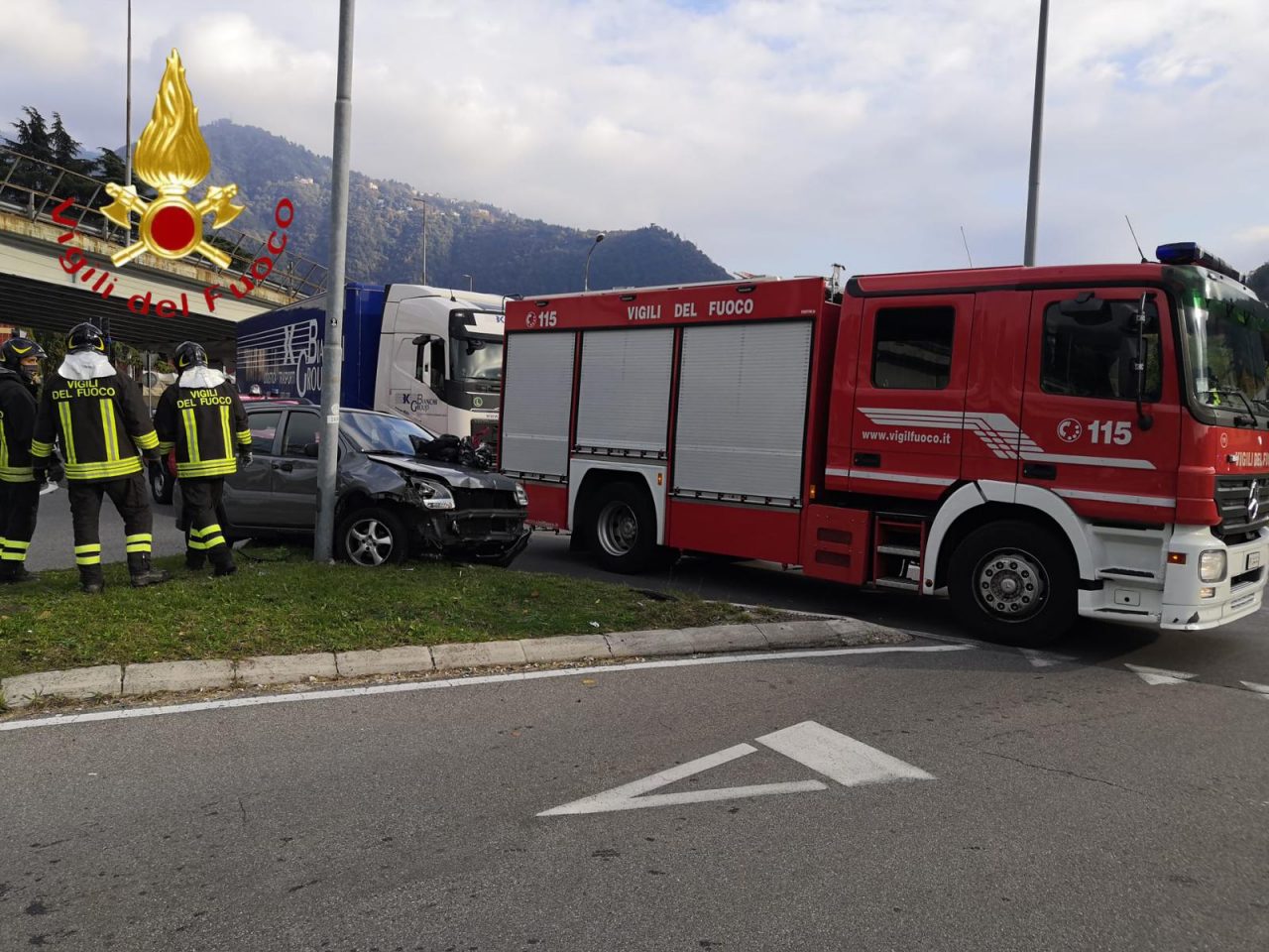 Incidente a Como: auto finisce contro un palo