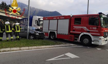 Incidente a Como: auto finisce contro un palo