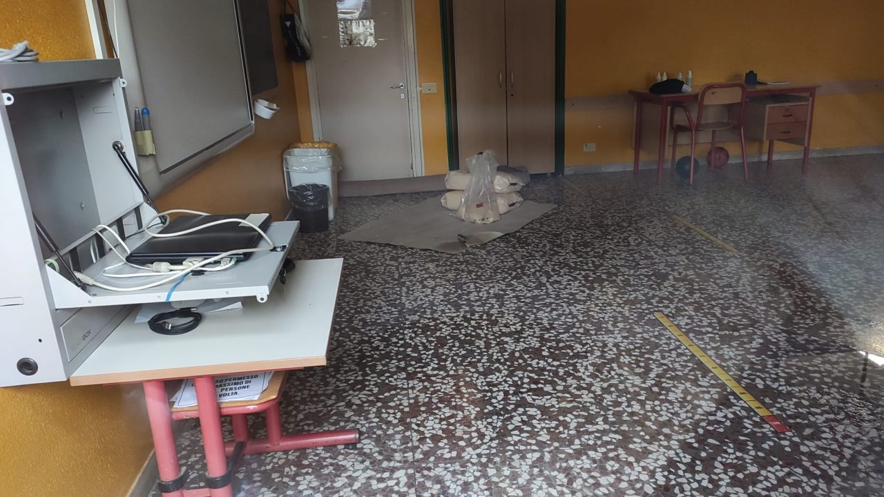 Piove in classe alla primaria di Prestino. I genitori scrivono al Comune: “Preoccupati, servono interventi subito”
