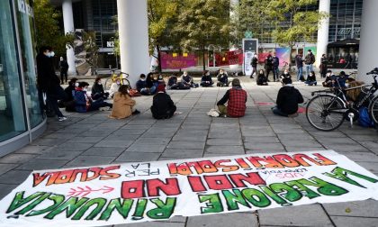 Presidio degli studenti sotto Regione Lombardia: "Siamo stufi di essere dimenticati"