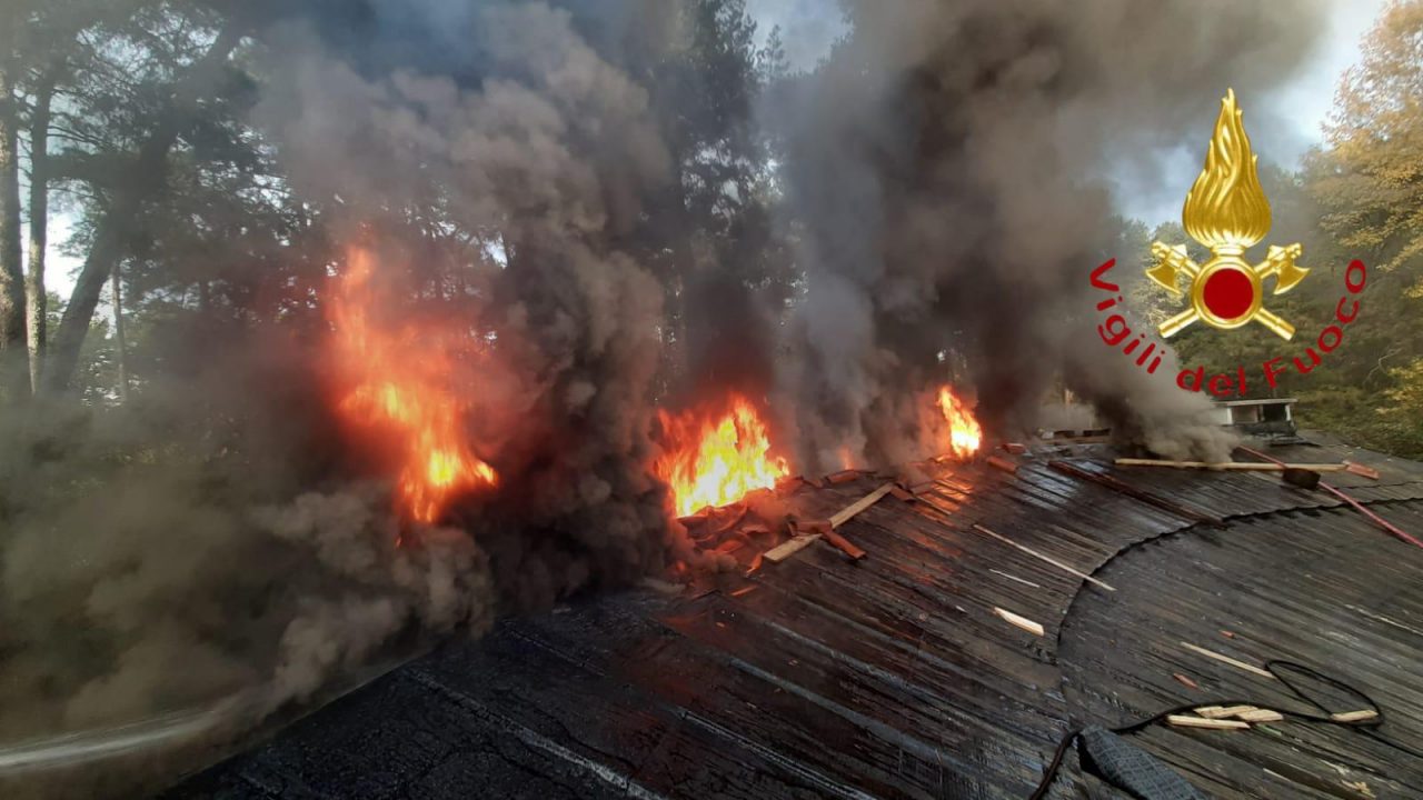 Incendio tetto ad Appiano Gentile: allarme in via dello Sport