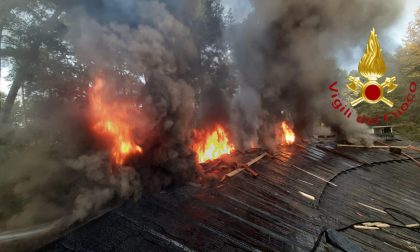 Incendio tetto ad Appiano Gentile: allarme in via dello Sport