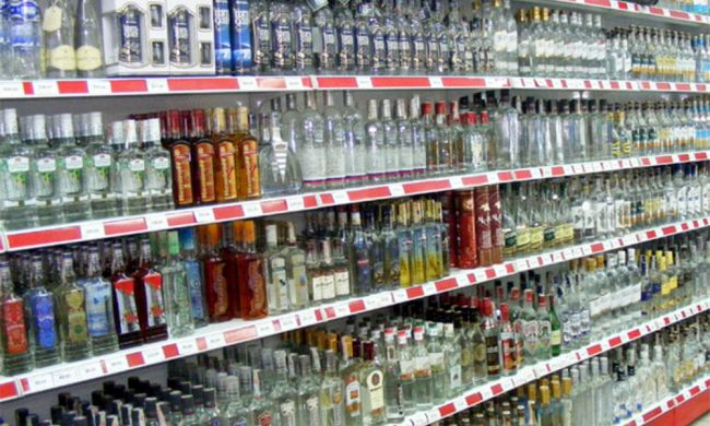 Coprifuoco dietrofront sugli alcolici: si possono comprare nei supermercati dopo le 18