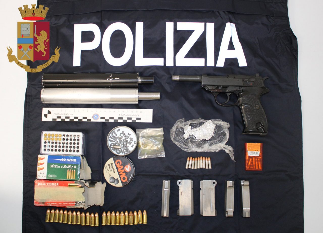 Arresto a Cantù: 57enne aveva un arsenale in auto e a casa FOTO