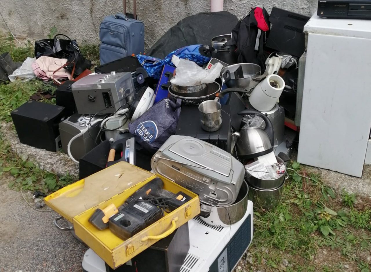Blitz in due box a Cantù: erano depositi illeciti di rifiuti speciali FOTO