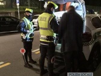 Polizia locale, maxi controllo serale: 26 automobilisti e due baristi multati. Tre illeciti per mancato uso della mascherina