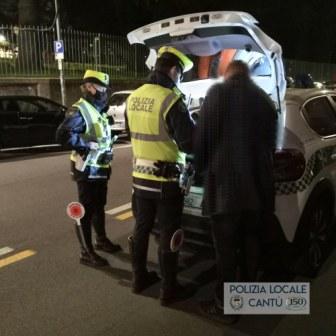 Polizia locale, maxi controllo serale: 26 automobilisti e due baristi multati. Tre illeciti per mancato uso della mascherina