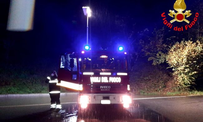 Maltempo, esondano le rogge e scariche di materiale in strada: resta chiusa la strada Lecco-Bellagio