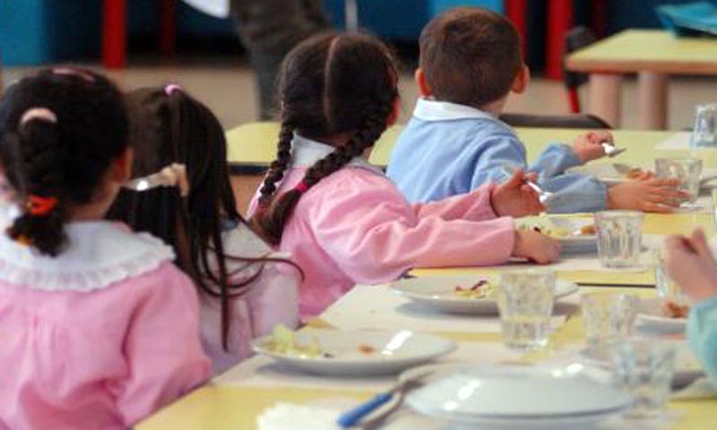 Servizio mensa nelle scuole della città: “Costruire un presente lavorativo più dignitoso”