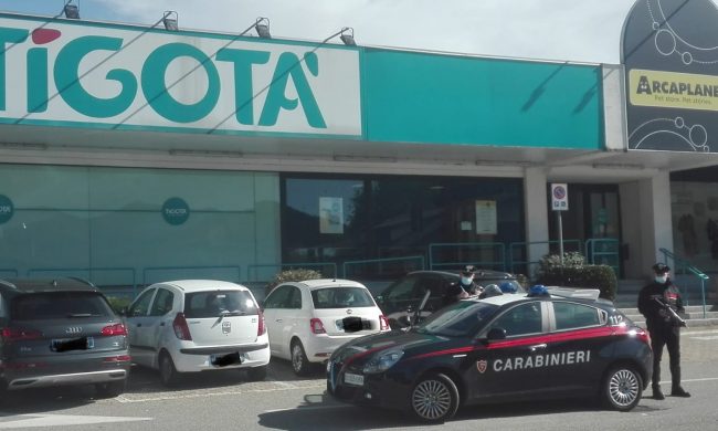 Rubano cosmetici al Tigotà: arrestata anche una donna di Porlezza