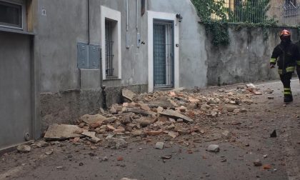 Cade un cornicione a Olgiate Comasco, evacuato un appartamento FOTO