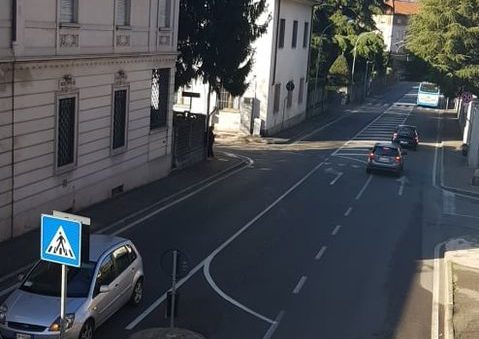 Ancora un incidente in via Briantea: scontro tra auto e scooter