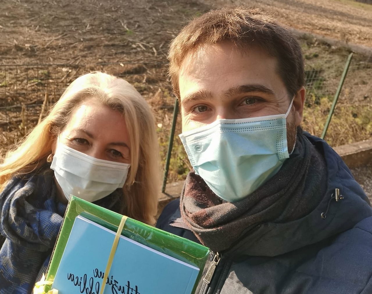 Solbiate, il sindaco consegna a domicilio le borse di studio agli studenti meritevoli