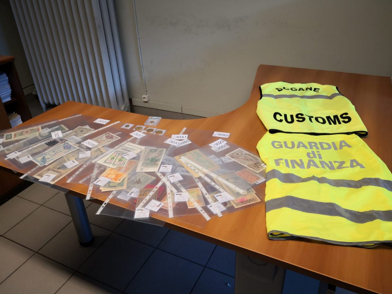 In treno con monete e banconote da collezione del valore di oltre 40mila euro