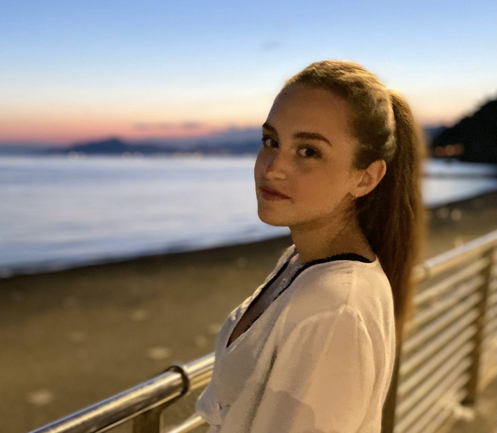 Alessandra nel video della concorrente di “Amici”