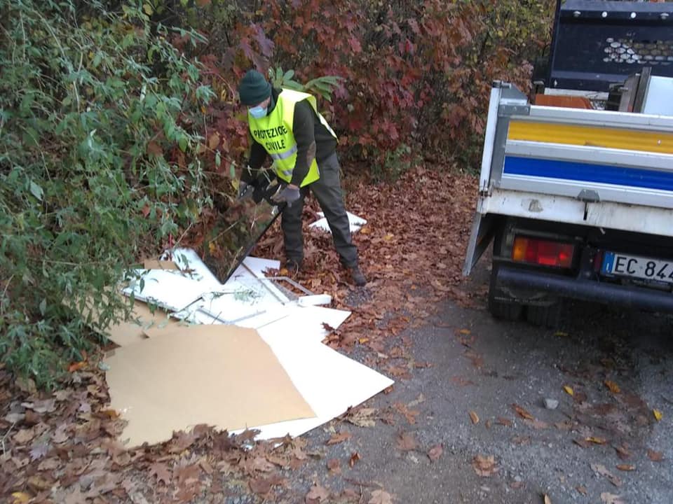 Rifiuti abbandonati ad Albavilla. Il sindaco dice basta: “Mettiamo le fototrappole”