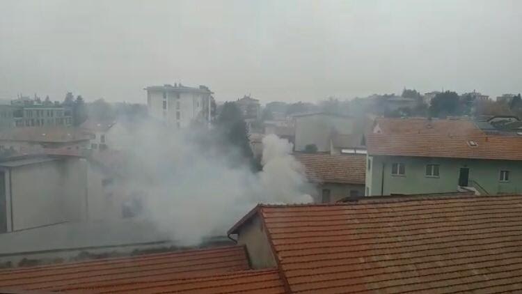Nube densa e odori nauseabondi. La protesta: “Così non si può andare avanti” VIDEO