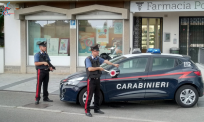 Donna minacciata col coltello e rapinata a Mariano